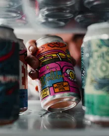 Latas de Tamango en mano